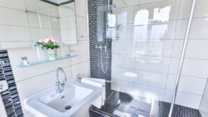 Moderne Badezimmer mit begehbarer Dusche im Hotel zum goldenen Löwen in Baden-Baden.