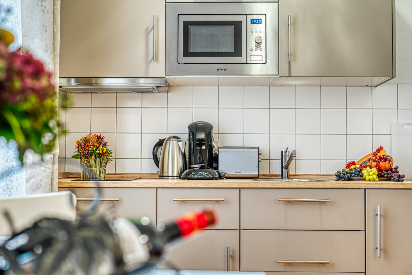 Appartement-Küche mit Wasserkocher, Mikro, Kaffeemaschine und Toaster im Hotel in Baden-Baden.